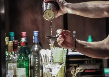 Έφοδος της ΕΛΑΣ σε νυχτερινά κέντρα στην Αθήνα που πωλούσαν αλκοόλ σε 7 ανήλικους – Συνελήφθησαν 2 υπεύθυνοι