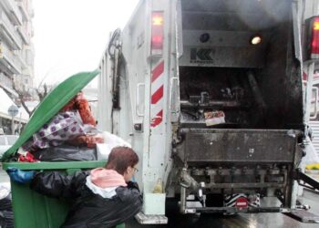 Αχαρνές: Πέταξαν πέτρα και τραυμάτισαν υπάλληλο απορριμματοφόρου στο κεφάλι