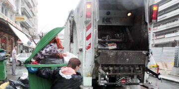 Αχαρνές: Πέταξαν πέτρα και τραυμάτισαν υπάλληλο απορριμματοφόρου στο κεφάλι