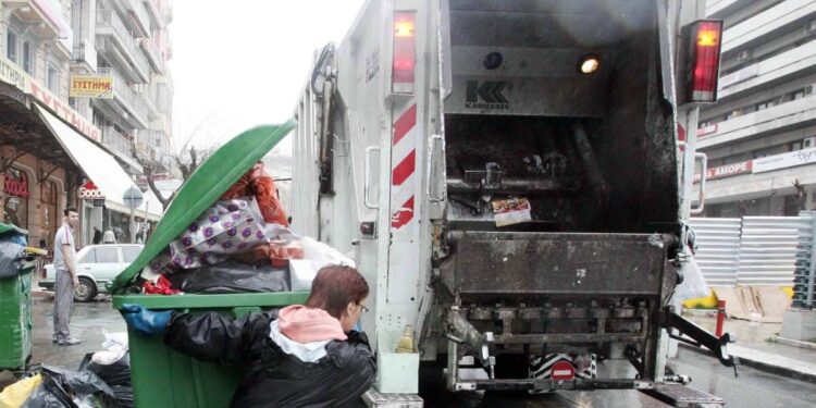 Αχαρνές: Πέταξαν πέτρα και τραυμάτισαν υπάλληλο απορριμματοφόρου στο κεφάλι