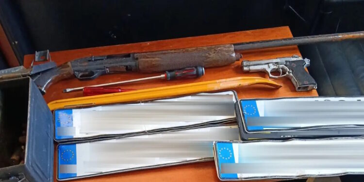 Ασπρόπυργος: «Ντου» της αστυνομίας σε οικισμό με 7 συλλήψεις – Βίντεο και φωτογραφίες