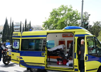 Σοβαρό τροχαίο στη Βασιλίσσης Σοφίας: Φορτηγάκι συγκρούστηκε με μηχανή στο ύψος της πρεσβείας των ΗΠΑ