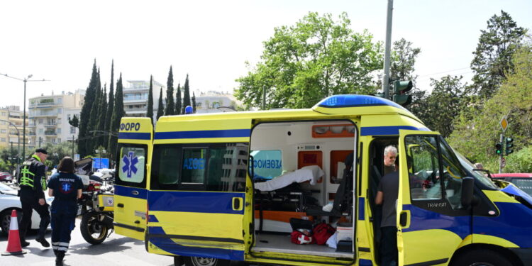 Σοβαρό τροχαίο στη Βασιλίσσης Σοφίας: Φορτηγάκι συγκρούστηκε με μηχανή στο ύψος της πρεσβείας των ΗΠΑ