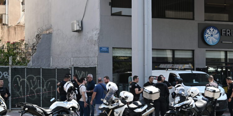 Επεισοδιακή καταδίωξη στα Άνω Λιόσια: Παράτησε την 2χρονη ανιψιά στο αυτοκίνητό του και το έβαλε στα πόδια