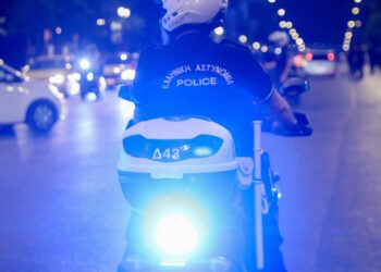 Συναγερμός στα Καλύβια: Βρέθηκε ύποπτο αντικείμενο κάτω από αυτοκίνητο