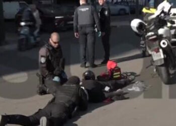 Πατησίων: Αστυνομικός «ξάπλωσε» πλάι σε τραυματία τροχαίου για να τον σώσει – Παραλίγο να τον χτυπήσει μπετονιέρα