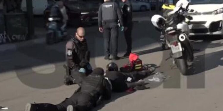 Πατησίων: Αστυνομικός «ξάπλωσε» πλάι σε τραυματία τροχαίου για να τον σώσει – Παραλίγο να τον χτυπήσει μπετονιέρα