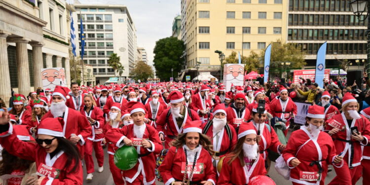 Athens Santa Run 2025: «Βούλιαξε» από Αϊ Βασίληδες το κέντρο της Αθήνας – Ντύθηκαν στα κόκκινα μωρά και κατοικίδια
