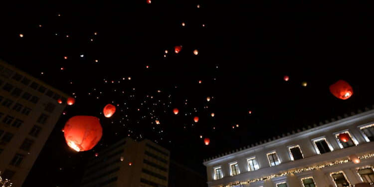 «Νύχτα των Ευχών»: Χιλιάδες φαναράκια «φώτισαν» τον βραδινό ουρανό της Αθήνας
