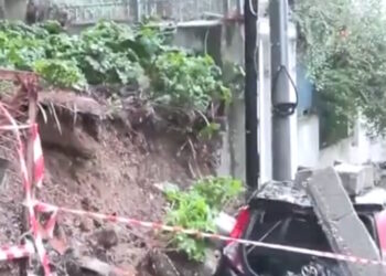 Βουλιαγμένη: Μαντρότοιχος κατέρρευσε λόγω της κακοκαιρίας Byron και καταπλάκωσε παρκαρισμένο αυτοκίνητο