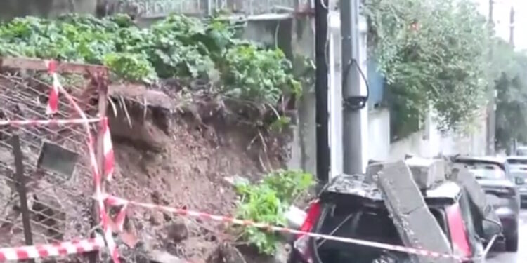 Βουλιαγμένη: Μαντρότοιχος κατέρρευσε λόγω της κακοκαιρίας Byron και καταπλάκωσε παρκαρισμένο αυτοκίνητο