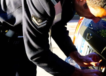 Ο Δήμος Αθηναίων επιστρέφει τις πινακίδες των οχημάτων ενόψει Χριστουγέννων