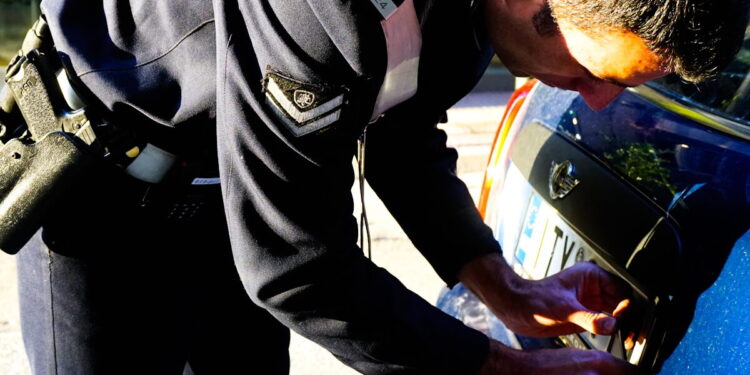 Ο Δήμος Αθηναίων επιστρέφει τις πινακίδες των οχημάτων ενόψει Χριστουγέννων