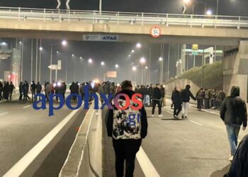 Μπλόκα αγροτών: Έκλεισαν τη νέα Εθνική Οδό Πατρών – Πύργου, στο ύψος της Κάτω Αχαΐας