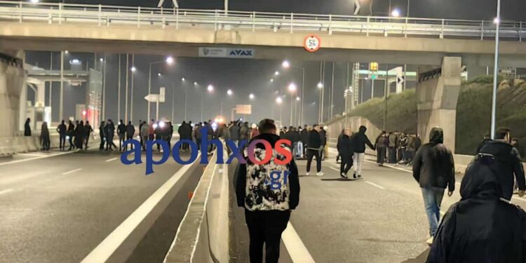 Μπλόκα αγροτών: Έκλεισαν τη νέα Εθνική Οδό Πατρών – Πύργου, στο ύψος της Κάτω Αχαΐας