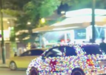 Αυτοκίνητο έφερε τα Χριστούγεννα στο κέντρο της Αθήνας: Έκλεψε τις εντυπώσεις με τα πολύχρωμα λαμπάκια του