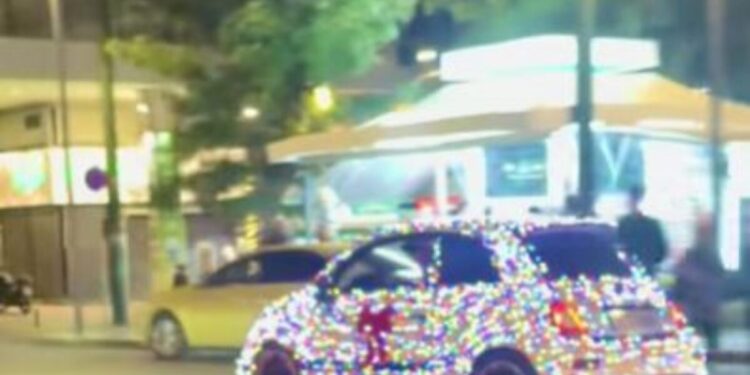 Αυτοκίνητο έφερε τα Χριστούγεννα στο κέντρο της Αθήνας: Έκλεψε τις εντυπώσεις με τα πολύχρωμα λαμπάκια του