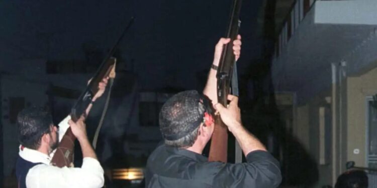 Χανιά: Με πυροβόλα το άναμμα του δέντρου στους Κάμπους – Πυροβόλησαν κατά ριπάς