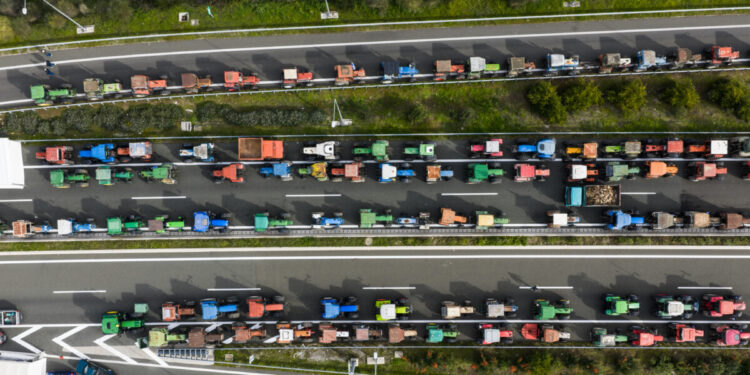 Οι αγρότες κλιμακώνουν τις κινητοποιήσεις τους: Κλείνουν και το τελωνείο του Προμαχώνα