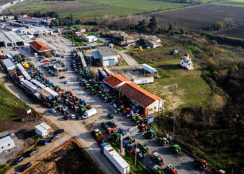 Οι αγρότες ενισχύουν τα μπλόκα και εξαπλώνουν τις κινητοποιήσεις τους