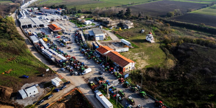 Οι αγρότες ενισχύουν τα μπλόκα και εξαπλώνουν τις κινητοποιήσεις τους