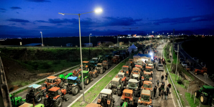 Μπλόκα αγροτών: Εντείνονται οι κινητοποιήσεις, αποκλεισμένη σε πολλά σημεία η χώρα