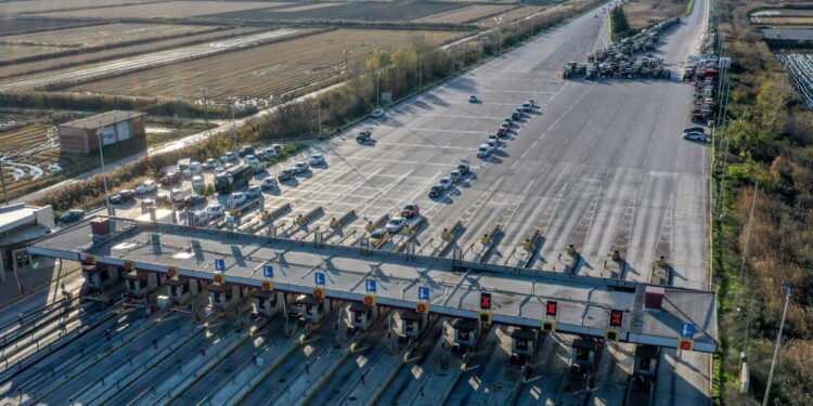 Οι αγρότες κλείνουν στις 12 το ρεύμα προς Αθήνα στο μπλόκο των Μαλγάρων – Κινητοποιήσεις σε Νίκαια και Χαλκίδα