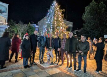 Μενίδι Αμφιλοχίας: Σε εορταστική ατμόσφαιρα φωταγωγήθηκε το χριστουγεννιάτικο δέντρο (φωτο)