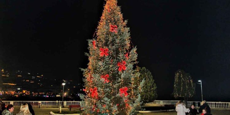 Η Αμφιλοχία φόρεσε τα γιορτινά της – Φωταγωγήθηκε το χριστουγεννιάτικο δέντρο (φωτο)