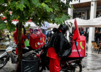 Η efood υποσχέθηκε bonus σε όσους κάνουν delivery εν μέσω της σφοδρής καταιγίδας – Μετά τον σάλο σταμάτησε τη διανομή