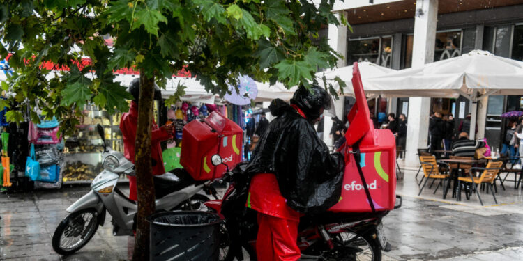 Η efood υποσχέθηκε bonus σε όσους κάνουν delivery εν μέσω της σφοδρής καταιγίδας – Μετά τον σάλο σταμάτησε τη διανομή