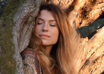 Πέθανε η τραγουδίστρια Κλαούντια Ντελμέρ από καρκίνο στο πάγκρεας – Ήταν μητέρα 4 παιδιών και ζούσε στην Ελλάδα