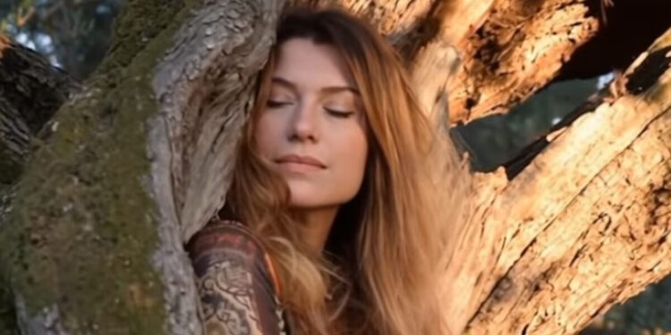 Πέθανε η τραγουδίστρια Κλαούντια Ντελμέρ από καρκίνο στο πάγκρεας – Ήταν μητέρα 4 παιδιών και ζούσε στην Ελλάδα