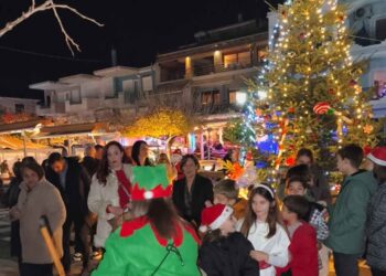 Το στόλισμα του χριστουγεννιάτικου δέντρου στο Μενίδι Αμφιλοχίας (φωτο & video)