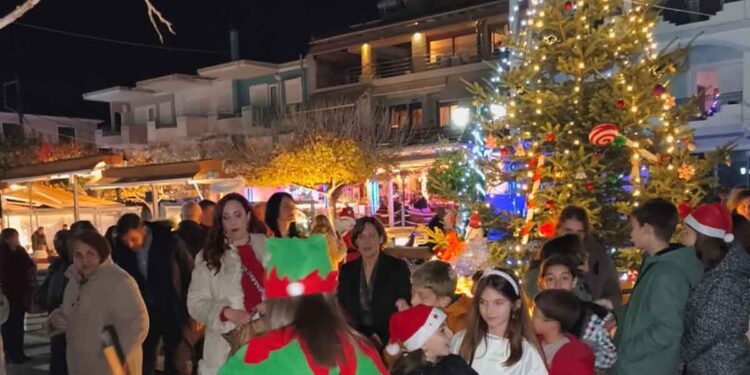 Το στόλισμα του χριστουγεννιάτικου δέντρου στο Μενίδι Αμφιλοχίας (φωτο & video)