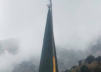 Χανιά: Το μεγαλύτερο χριστουγεννιάτικο δέντρο της Ευρώπης είναι γεγονός και θα φωταγωγηθεί έξω από το φαράγγι της Σαμαριάς