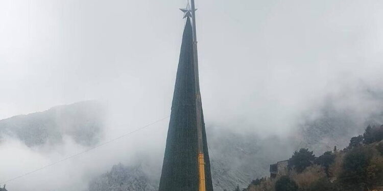 Χανιά: Το μεγαλύτερο χριστουγεννιάτικο δέντρο της Ευρώπης είναι γεγονός και θα φωταγωγηθεί έξω από το φαράγγι της Σαμαριάς