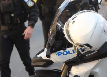 Θεσσαλονίκη: Μητέρα και ανήλικος γιος παρίσταναν τους υπαλλήλους της ΔΕΗ – Έκλεβαν κοσμήματα και χρήματα