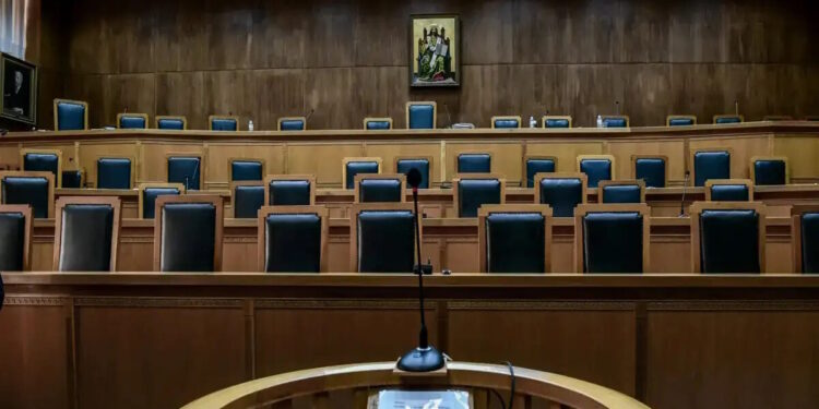 Ισόβια στον 37χρονο για τη δολοφονία της θείας του που του άφηνε όλη την περιουσία της – «Η υπόθεση είναι στημένη»