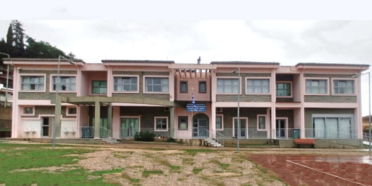 Ευχαριστίες προς το ίδρυμα Αθανασίου και Μαρίνας Μαρτίνου για τη δωρεά ηλεκτρονικών υπολογιστών και μικροφωνικής εγκατάστασης στο Δημοτικό Σχολείο Μενιδίου