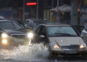 Live η επέλαση της κακοκαιρίας Byron στην Αττική: Ισχυρές βροχές και καταιγίδες, ποτάμια οι δρόμοι