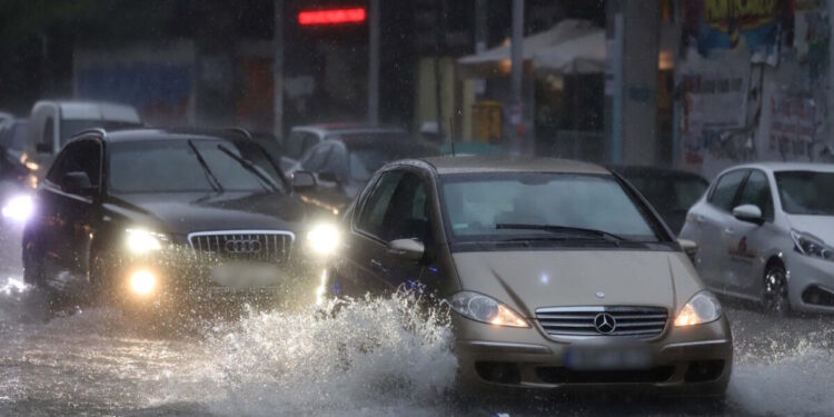 Live η επέλαση της κακοκαιρίας Byron στην Αττική: Ισχυρές βροχές και καταιγίδες, ποτάμια οι δρόμοι