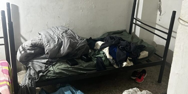 Πώς δρούσε η εγκληματική οργάνωση που ανάγκαζε παιδιά να πουλούν λαθραία τσιγάρα: Τα κρατούσαν σε υπόγεια και τα χτύπαγαν