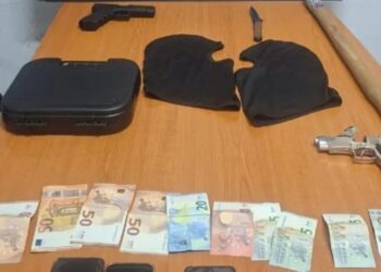 «Άγουρη» συμμορία άδειαζε πρακτορεία τυχερών παιχνιδιών απειλώντας με όπλα: Εργαζόμενος μέσα στους δράστες