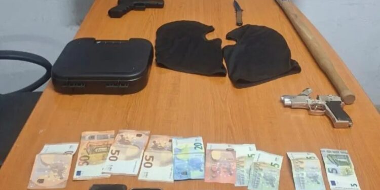 «Άγουρη» συμμορία άδειαζε πρακτορεία τυχερών παιχνιδιών απειλώντας με όπλα: Εργαζόμενος μέσα στους δράστες