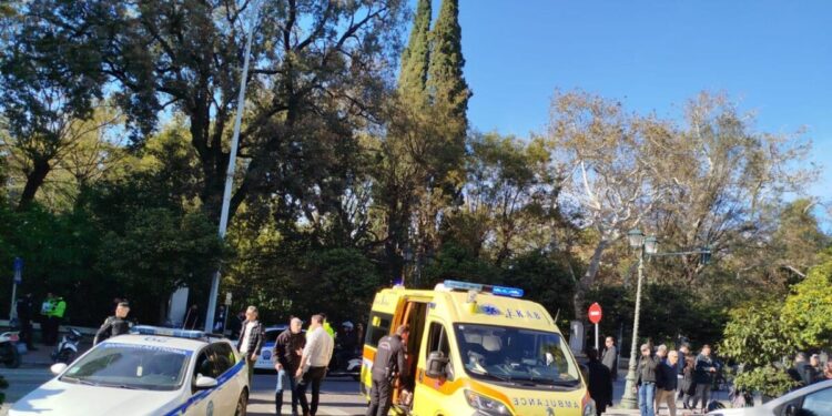 Παράσυρση πεζού από αυτοκίνητο έξω από το Μέγαρο Μαξίμου