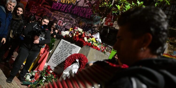 Αλέξανδρος Γρηγορόπουλος: Λουλούδια και μουσική στο μνημείο – Η ανακοίνωση της ΕΛΑΣ για τα επεισόδια