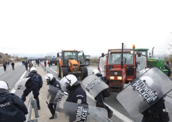Η ΕΛΑΣ διαψεύδει τα δημοσιεύματα περί χρήσης «πλαστικών σφαιρών» από αστυνομικούς κατά αγροτών στα μπλόκα στην Κρήτη