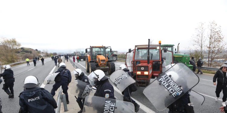 Η ΕΛΑΣ διαψεύδει τα δημοσιεύματα περί χρήσης «πλαστικών σφαιρών» από αστυνομικούς κατά αγροτών στα μπλόκα στην Κρήτη