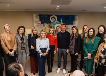 Χριστουγεννιάτικη γιορτή με τον Σάκη Ρουβά στον Ξενώνα «Μαριάννα Β. Βαρδιογιάννη – Ελπίδα»